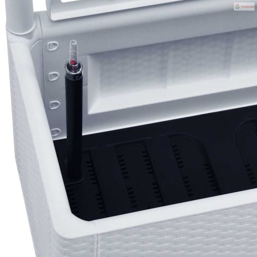 Fehér kerti magaságyás ráccsal és öntözőrendszerrel