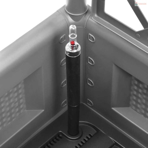 Szürke kerti magaságyás ráccsal és öntözőrendszerrel