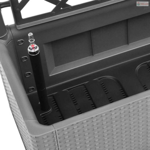 Szürke kerti magaságyás ráccsal és öntözőrendszerrel