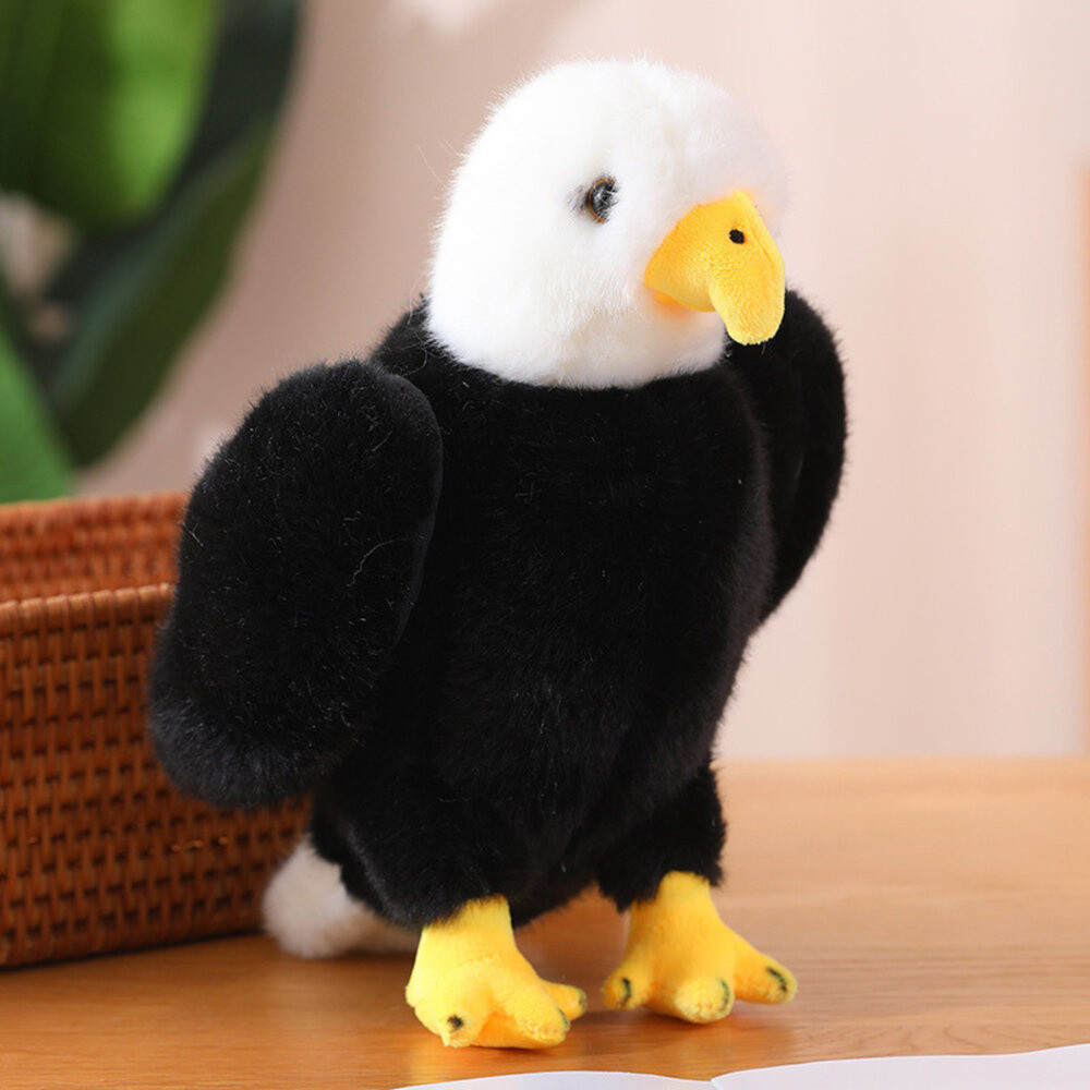 Fekete-fehér plüss sasfigura, 25 cm