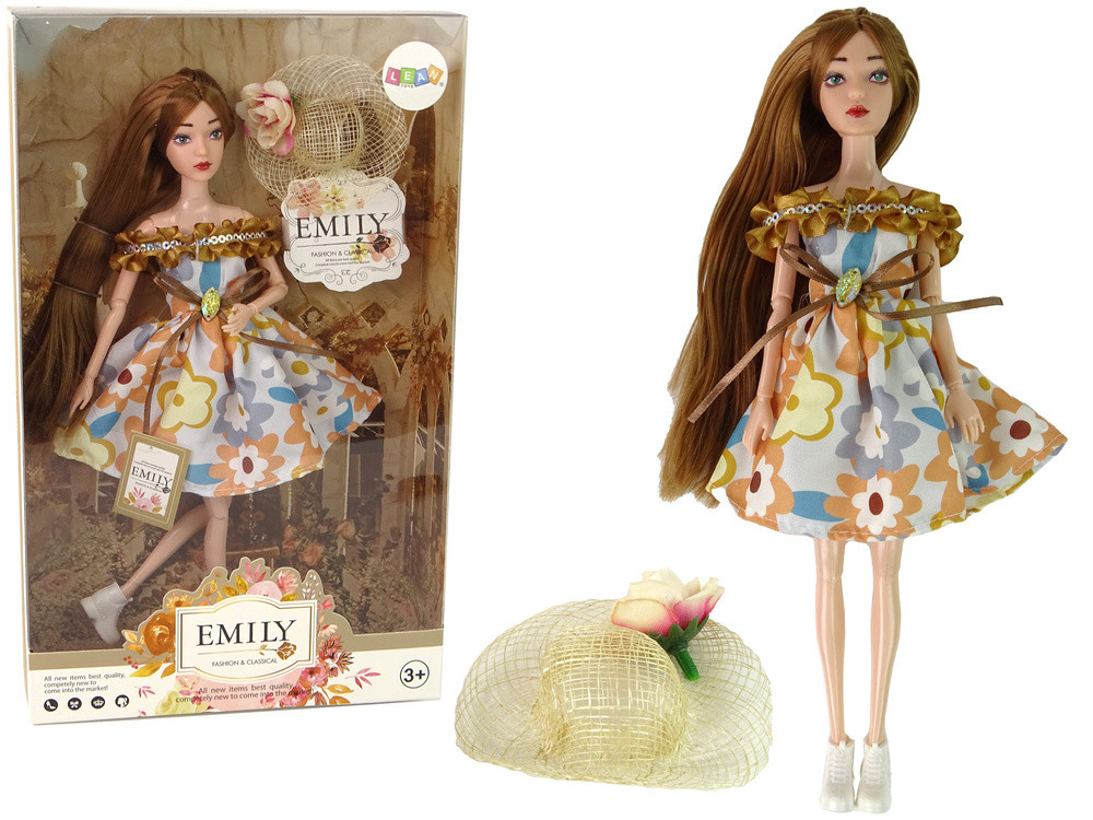 Emily baba őszi ruhában, kalappal