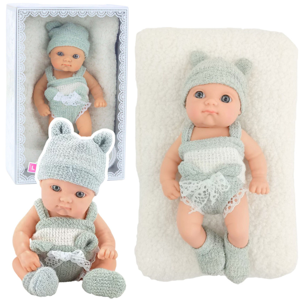 Csecsemőbaba fehér-szürke ruhában, takaróval – 18 cm