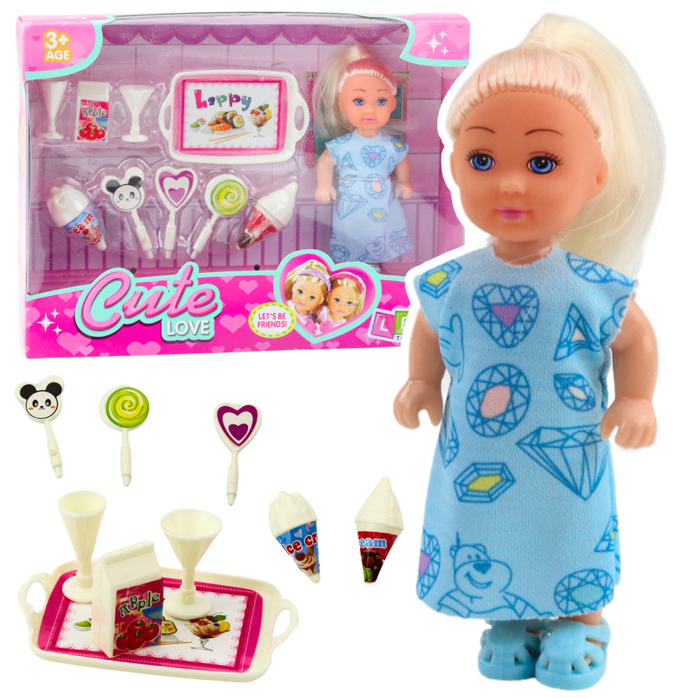 Mini baba kék ruhában, édességes játékkiegészítőkkel