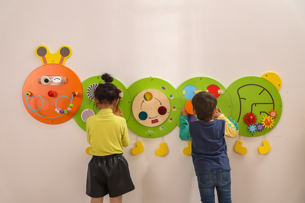 VIGA fa hernyós Montessori foglalkoztató tábla, FSC