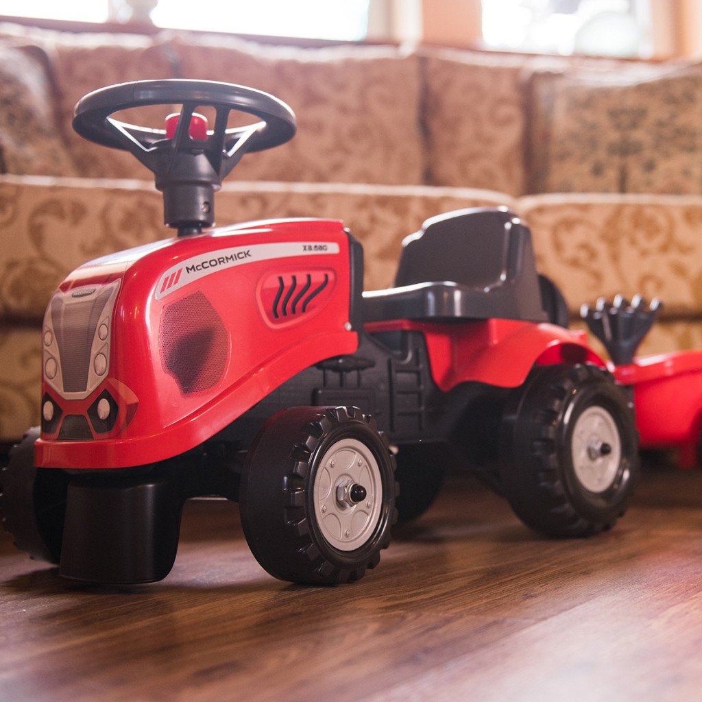 FALK Baby Mac Cormick piros traktor utánfutóval és kiegészítőkkel
