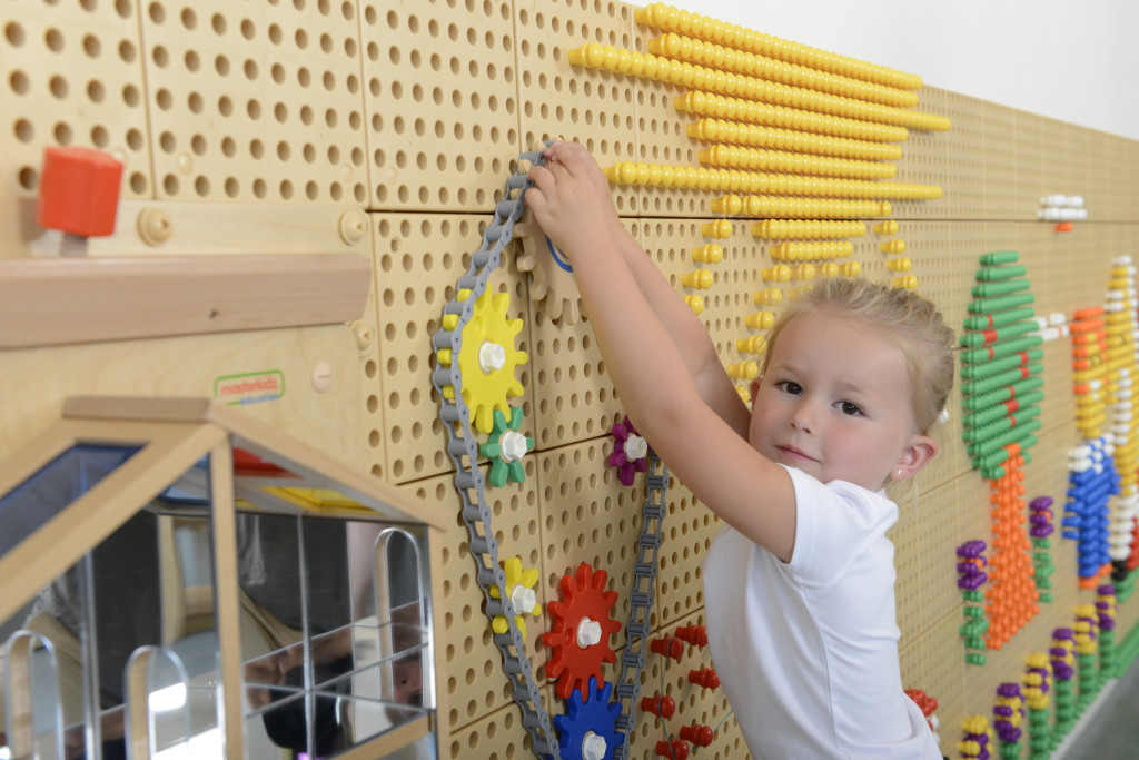 MASTERKIDZ fogaskerekek és lánc STEM falitáblához, 79 db