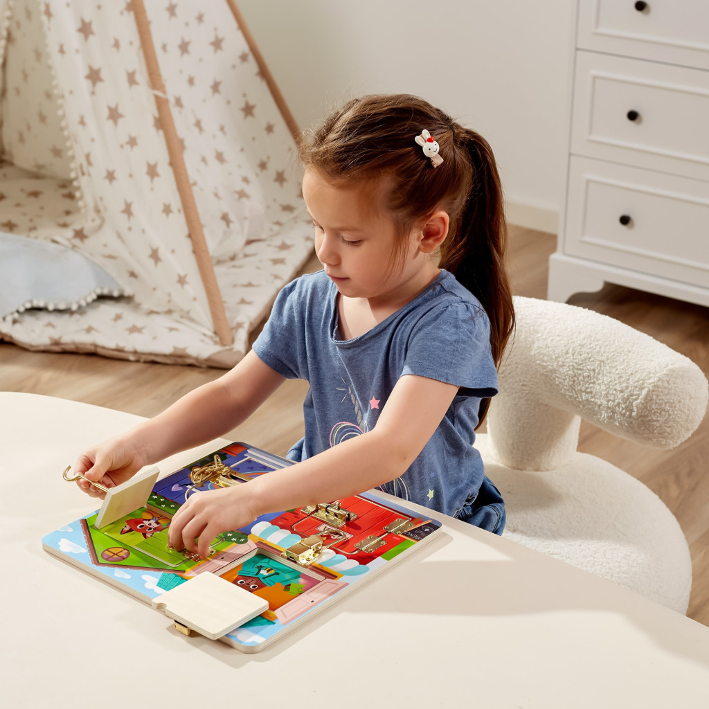 VIGA fa manipulatív tábla zárak és reteszek nyitásához Montessori ház