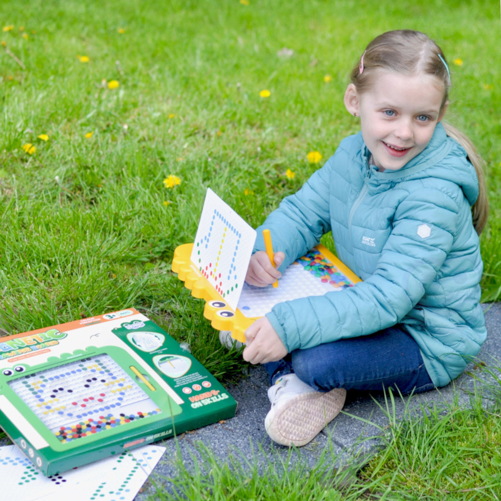 WOOPIE Montessori MagPad dinoszauruszos mágneses tábla, 110 mágneses gombbal