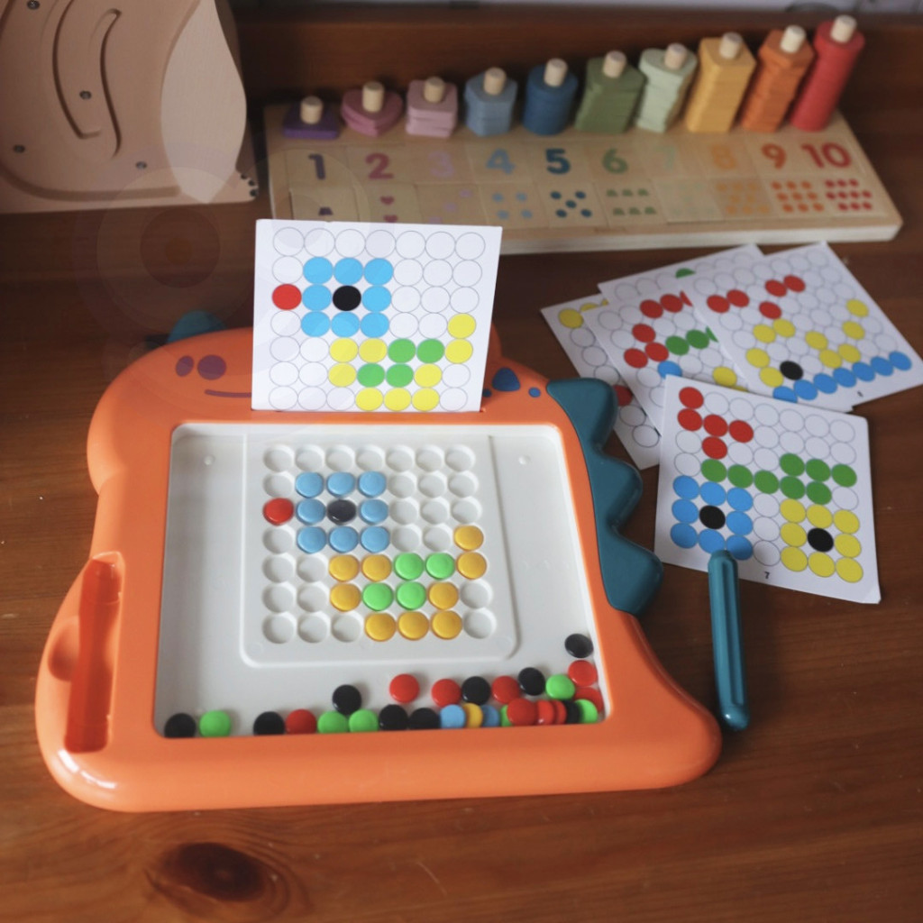 WOOPIE Montessori MagPad dinoszauruszos mágneses tábla sablonokkal