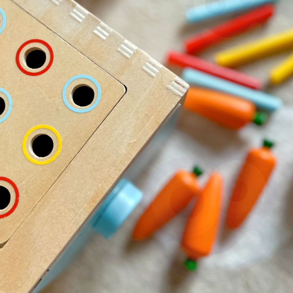 WOOPIE GREEN fa oktatási fiók 4 az 1-ben Montessori válogató sárgarépa játék FSC