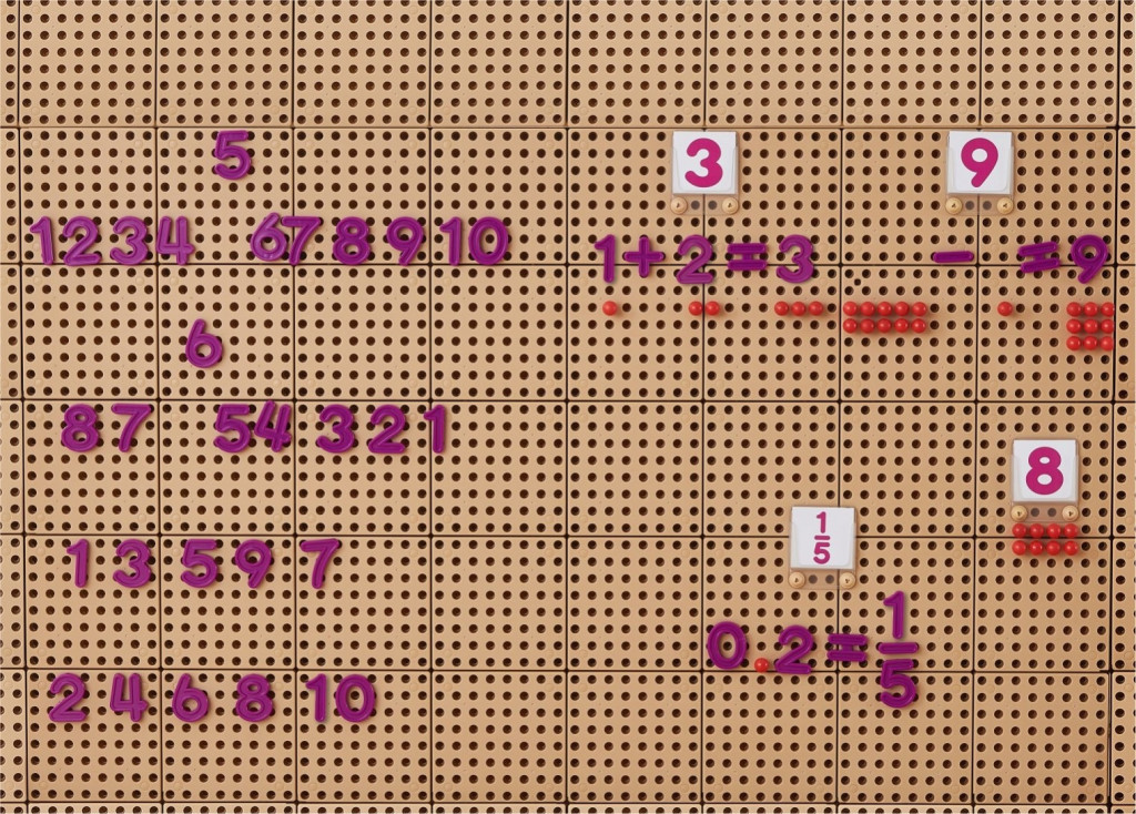MASTERKIDZ szám- és matematikai jel készlet STEM falpanelekhez, 82 db