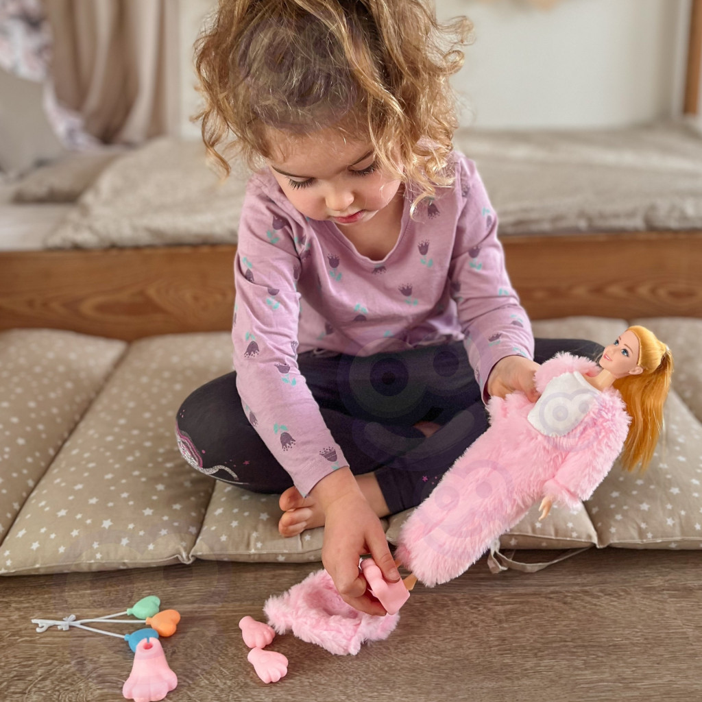 WOOPIE baba lila mackójelmezben, vidámparki kellékekkel