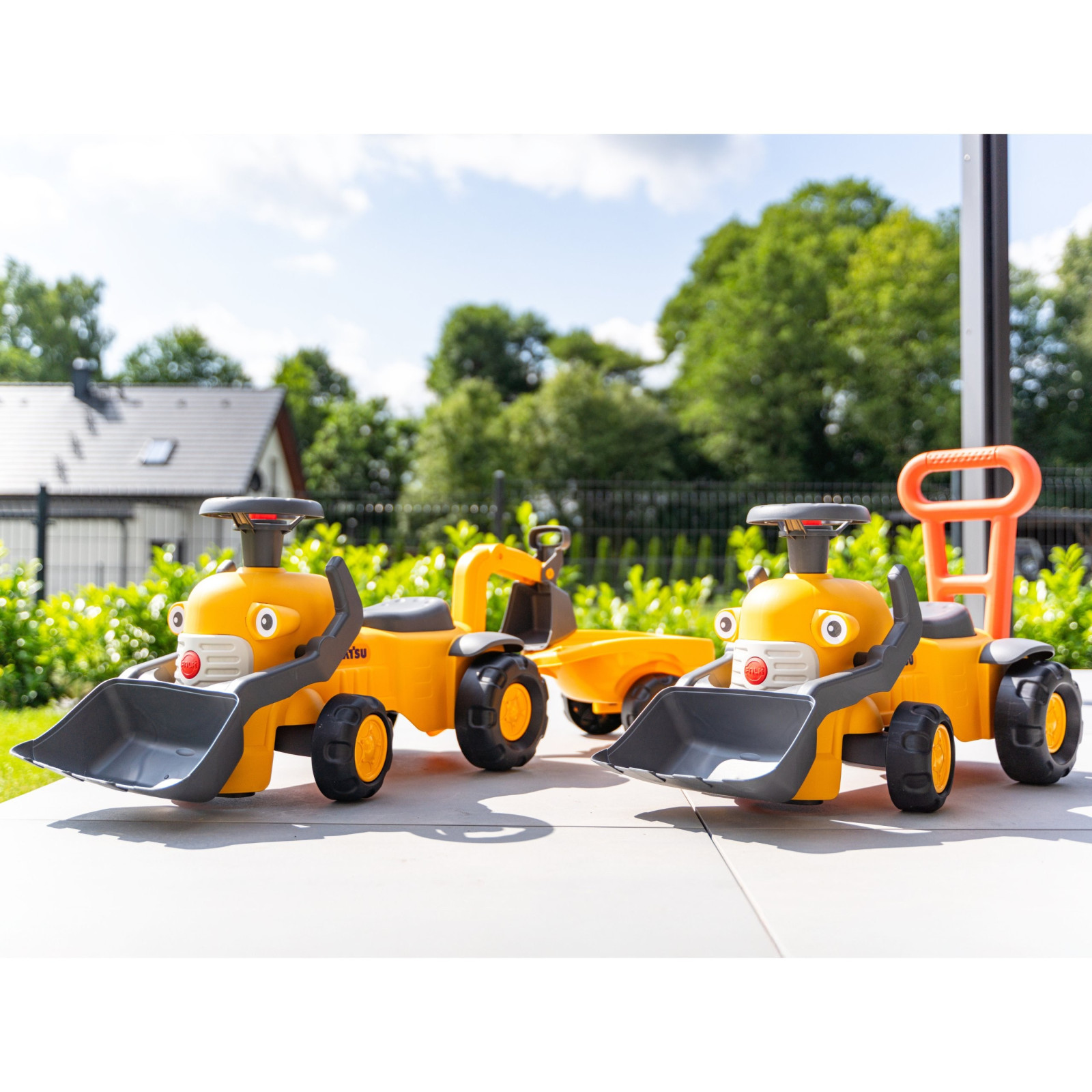 FALK Komatsu bébitraktor markolóval és pótkocsival, 1–3 év