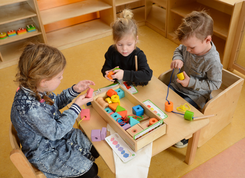 MASTERKIDZ nagy fa Montessori fűzőkészlet