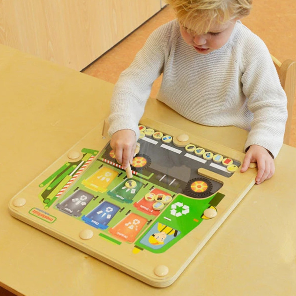 MASTERKIDZ mágneses hulladékválogató Montessori tábla – kukásautó